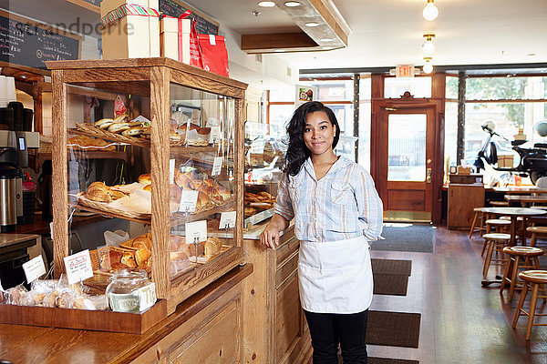 Porträt einer Arbeiterin in einer Bäckerei