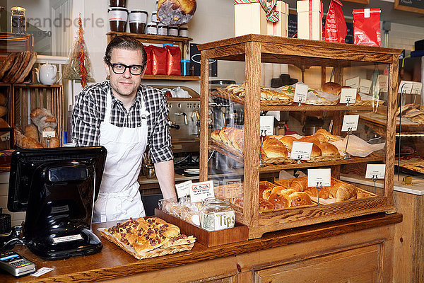 Porträt eines männlichen Arbeiters in einer Bäckerei