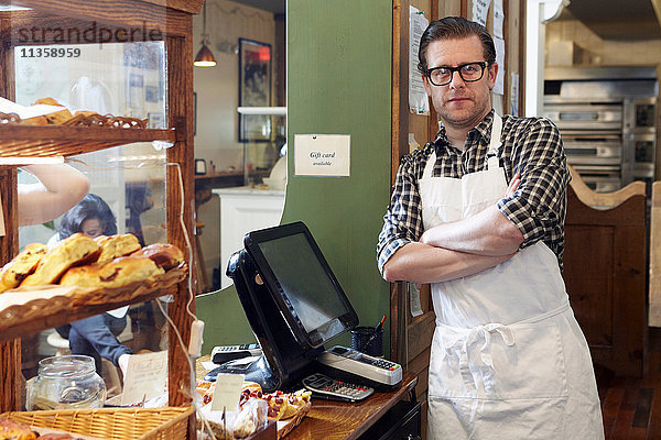 Porträt eines männlichen Arbeiters in einer Bäckerei