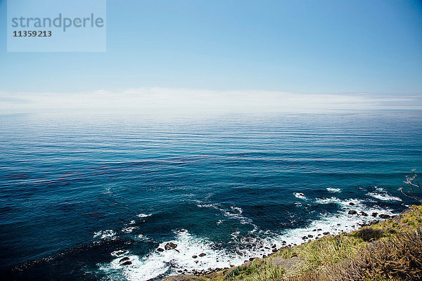 Erhöhte Ansicht von Küste und Meer  Big Sur  Kalifornien  USA