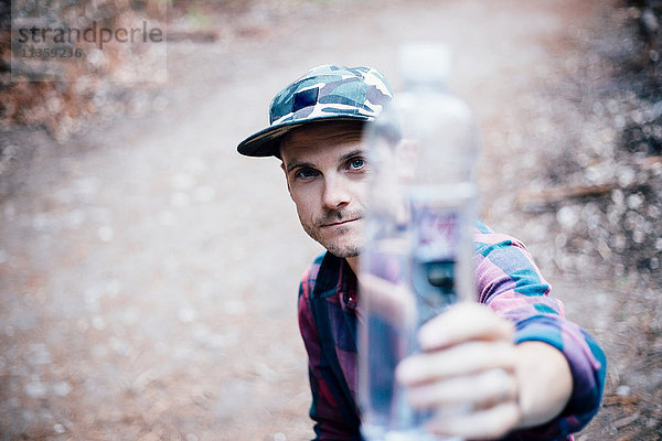 Porträt eines Mannes  der eine Wasserflasche hält  Big Sur  Kalifornien  USA