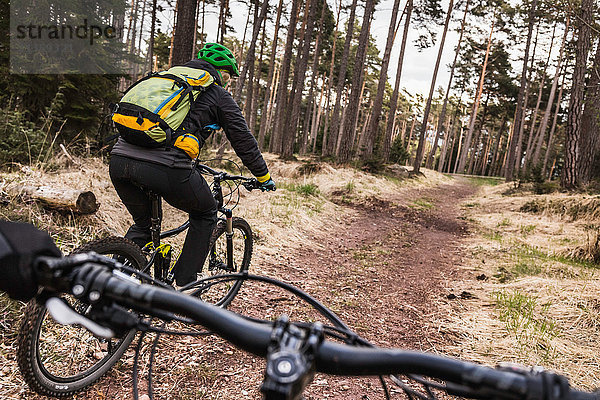 Mountainbike-Frau  Jenesien  Südtirol  Italien