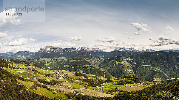 Bauernhöfe zur ländlichen Landschaft in den Bergen  Bozen  Südtirol  Italien