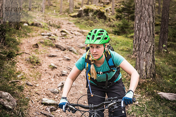 Mountainbike-Frau  Bozen  Südtirol  Italien