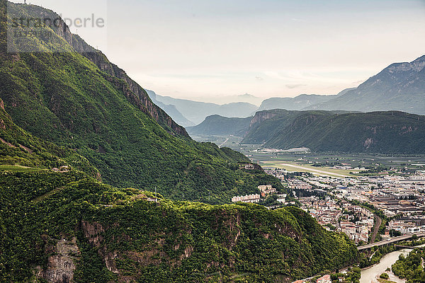 Erhöhte Ansicht einer Stadt in den Bergen  Bozen  Südtirol  Italien