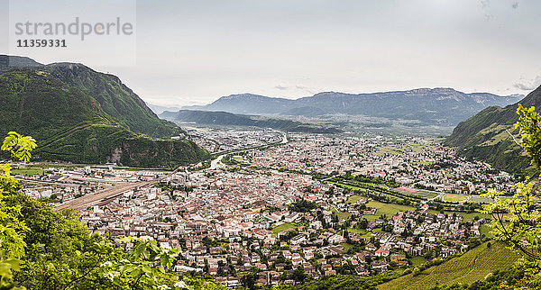 Erhöhte Ansicht einer Stadt in den Bergen  Bozen  Südtirol  Italien