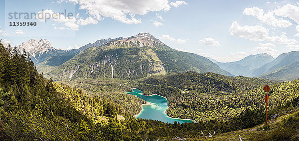 Erhöhte Ansicht eines durch die Berge fließenden Flusses  Leermoos  Tirol  Österreich