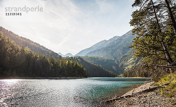 Fluss  der durch die Berge fließt  Leermoos  Tirol  Österreich