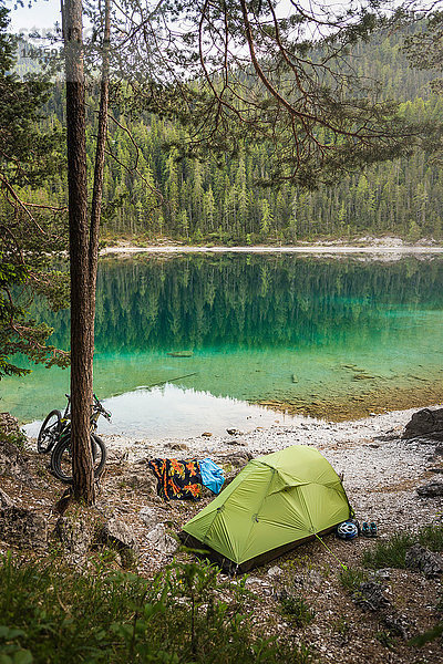 Zelt am Wasser aufgestellt  Leermoos  Tirol  Österreich