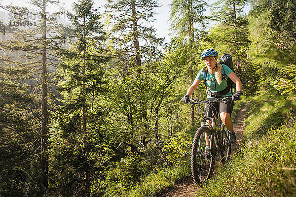 Mountainbike-Frau  Leermoos  Tirol  Österreich