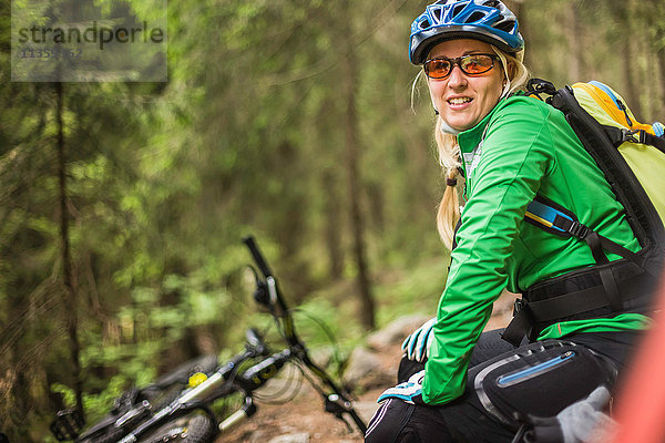 Mountainbikerin schaut lächelnd in die Kamera  Meran  Südtirol  Italien