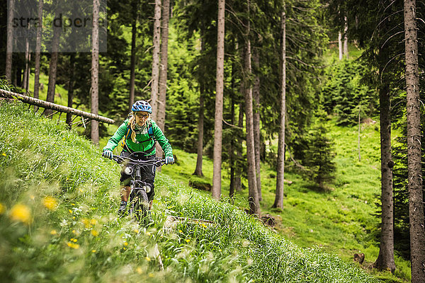 Mountainbike-Frau am Hang  Meran  Südtirol  Italien