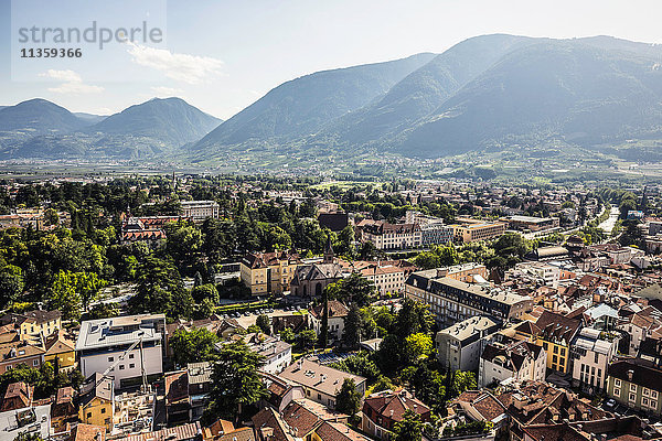 Gebäude an baumbestandenen Bergen  Meran  Südtirol  Italien