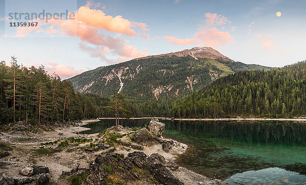 Baumbestandene Berge am Fluss  Leermoos  Tirol  Österreich