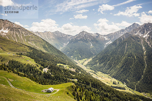 Gebäude im von Bäumen gesäumten Tal  Jaufenpass  Südtirol  Italien