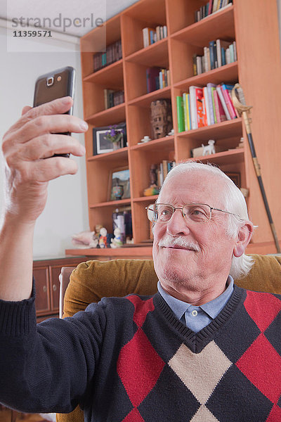 Senior Mann nimmt Selfie mit Handy mit nach Hause