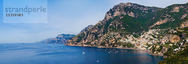 Klippengebäude und Boote auf dem Meer  Positano  Amalfiküste  Italien