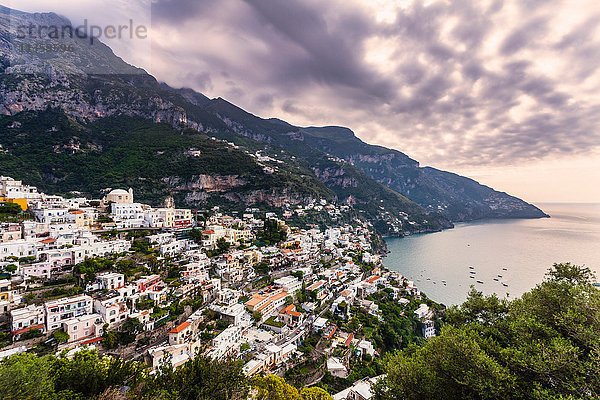 Klippennahe Gebäude am Meer  Positano  Amalfiküste  Italien