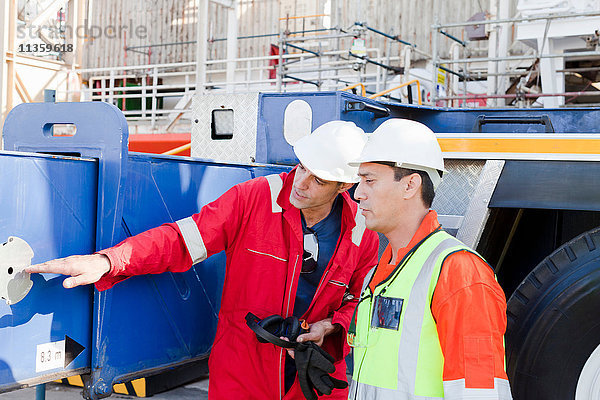 Ingenieure im Gespräch auf Ölplattform