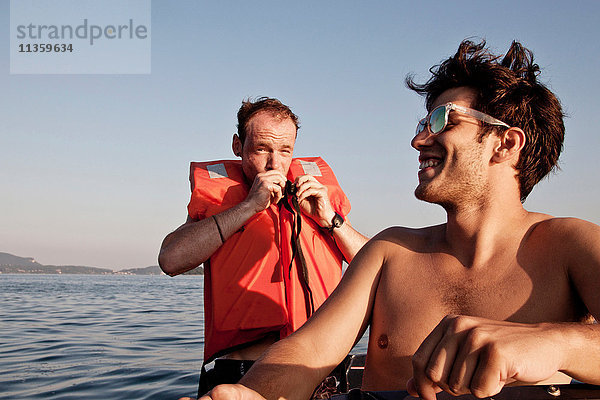 Mann auf Segelboot mit Schwimmweste  Capo Testa  Gallura  Sardinien  Italien