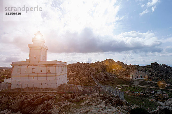 Leuchtturm im Sonnenlicht  Capo Testa  Gallura  Sardinien  Italien