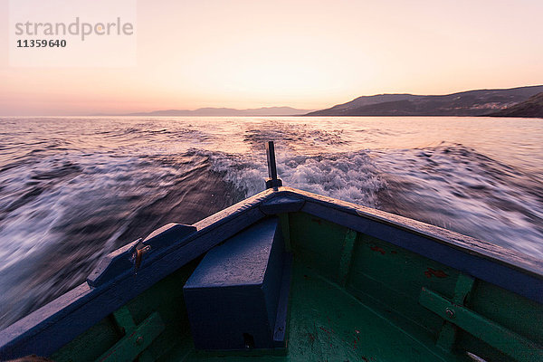 Boote Bug auf den Wellen des Ozeans bei Sonnenuntergang  Capo Testa  Gallura  Sardinien  Italien
