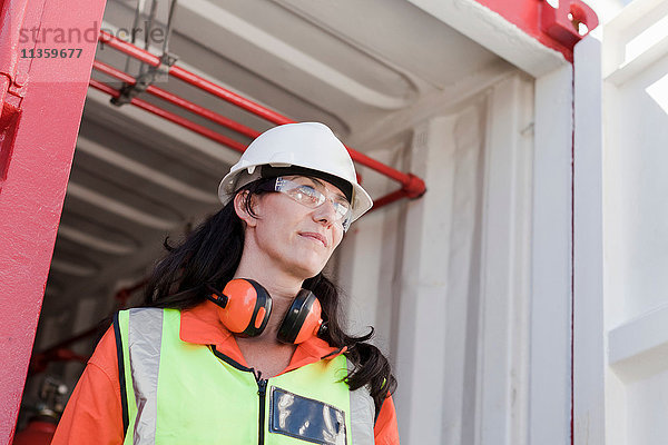 Ingenieur  der auf einer Bohrinsel arbeitet