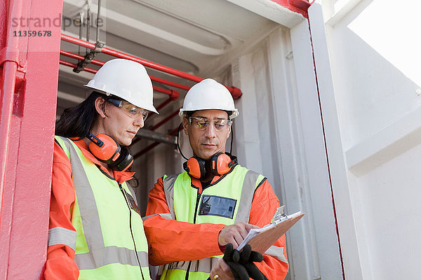 Ingenieure im Gespräch auf Ölplattform