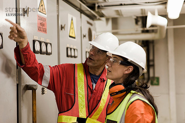 Ingenieure im Gespräch auf Ölplattform