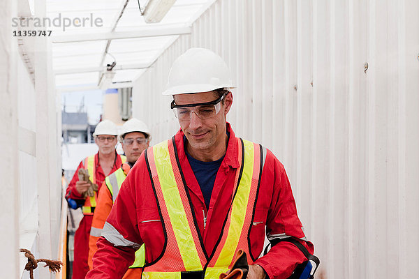 Ingenieure arbeiten auf einer Bohrinsel