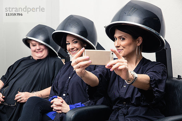 Kunden  die Selfie unter den Haartrockner nehmen