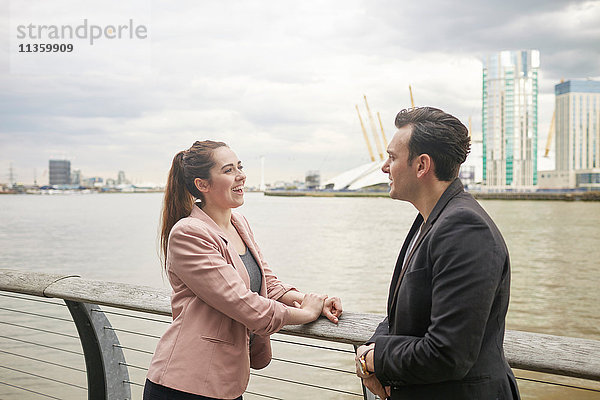 Geschäftsfrau und Geschäftsmann Treffen am Wasser  London  UK