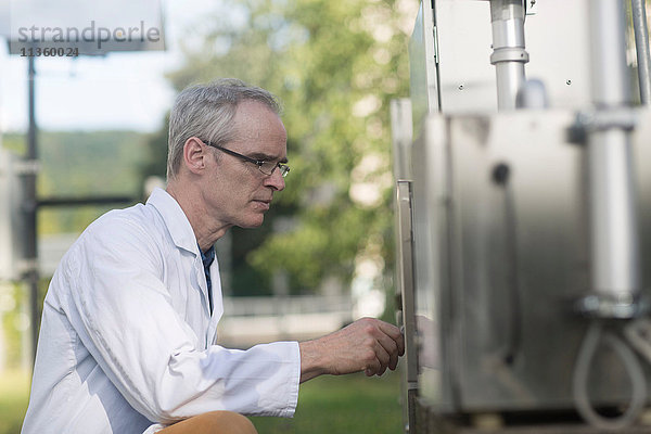 Männlicher Meteorologe beim Freischalten von Wetterstationsausrüstung