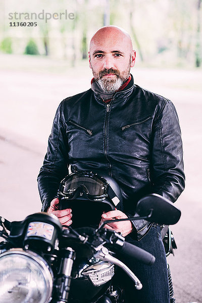 Porträt eines reifen Motorradfahrers auf dem Motorrad