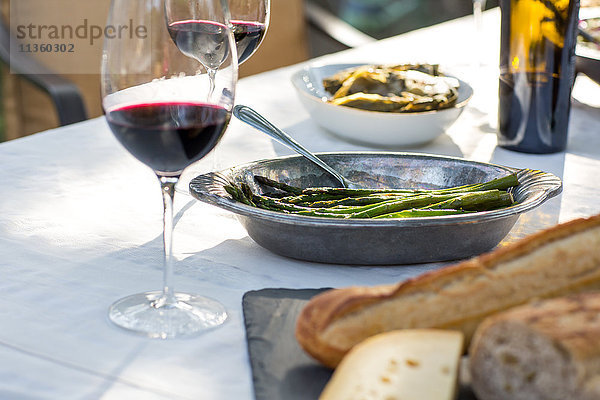 Partygartentisch mit Rotwein  Käseplatte und grünen Bohnen