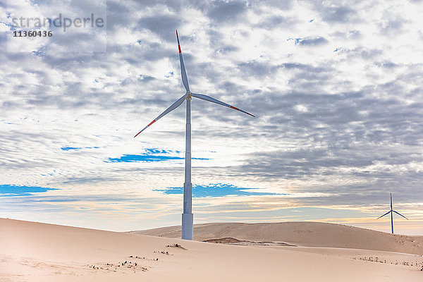 Zwei Windturbinen in Wüstenlandschaft  Taiba  Ceara  Brasilien