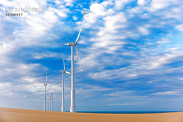 Reihe von Windturbinen an der Küste  Taiba  Ceara  Brasilien
