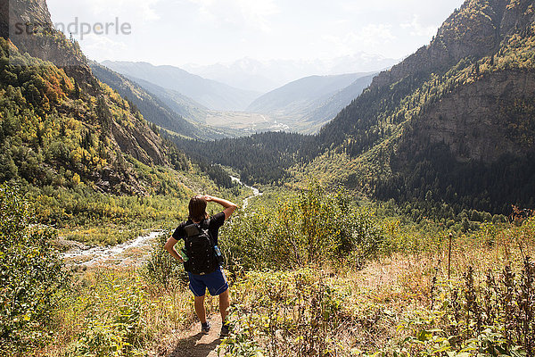 Rückansicht eines männlichen Wanderers mit Blick auf die Berge  Svaneti  Georgien