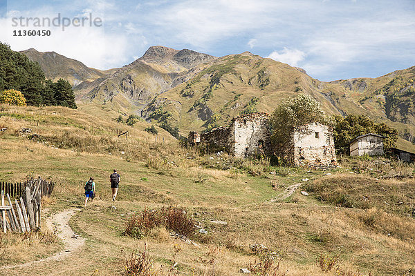 Männliche Wanderer beim Wandern in der Berglandschaft  Svaneti  Georgien