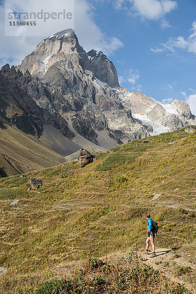 Männlicher Wanderer mit Blick auf die Berglandschaft  Ushba  Svaneti  Georgien