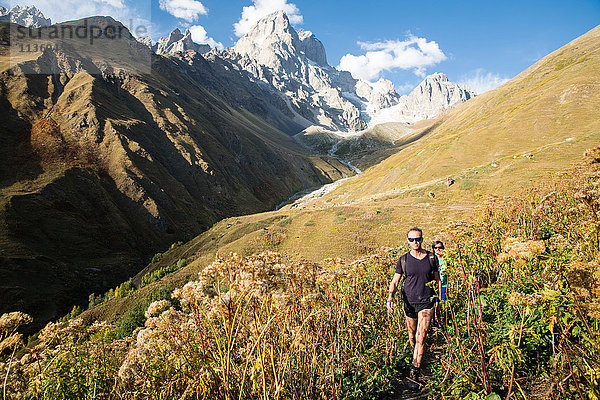 Männliche Wanderer beim Wandern in einer Bergtal-Landschaft  Svaneti  Georgien