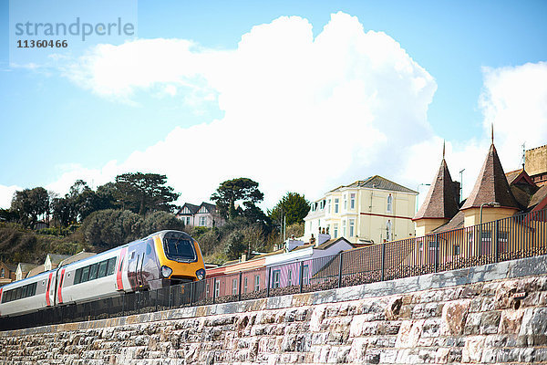 Personenzug auf der Küsten-Eisenbahnstrecke  Devon  UK