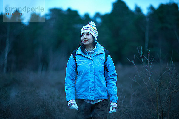 Wanderin wandert in der Dämmerung im Wald