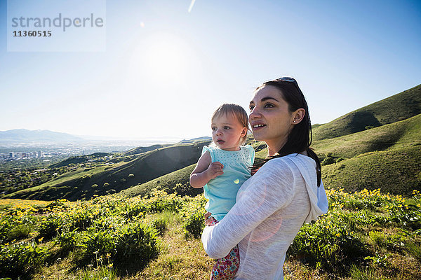 Mutter mit kleiner Tochter beim Wandern auf dem Bonneville Shoreline Trail in den Wasatch Foothills oberhalb von Salt Lake City  Utah