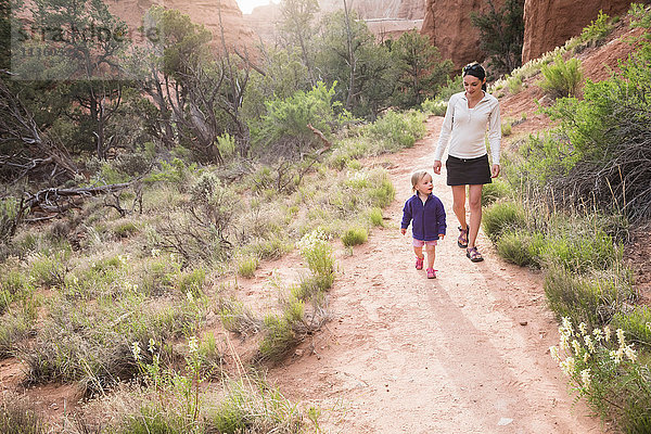 Mutter und Tochter beim Wandern im Kodachrome Basin State Park  Utah  USA