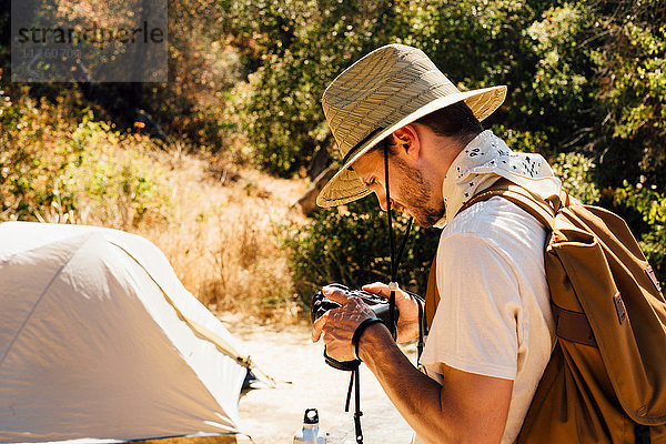 Mann mit Kamera im Zelt  Malibu Canyon  Kalifornien  USA