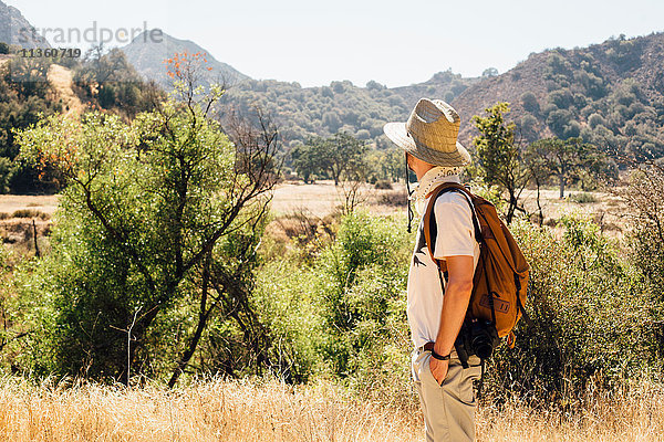 Wandernder Mann mit Blick auf die Berge  Malibu Canyon  Kalifornien  USA