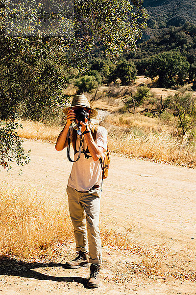 Mann schaut in die Kamera  fotografiert  Malibu Canyon  Kalifornien  USA