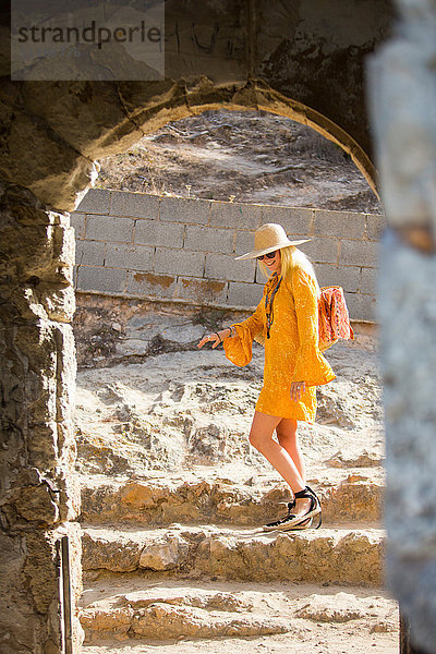 Blick durch den Torbogen einer Frau auf Felsen  Mallorca  Spanien