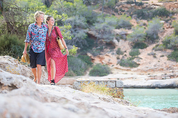 Paar beim Spaziergang auf Felsen am Meer  Mallorca  Spanien